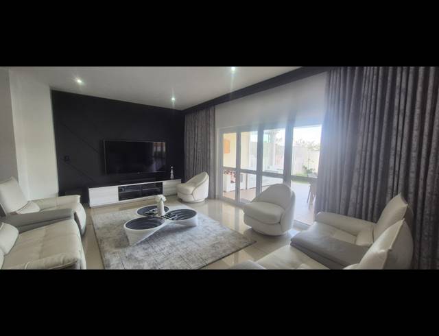 3 BEDROOM APARTMENT FOR SALE IN LA LUCIA RIDGE